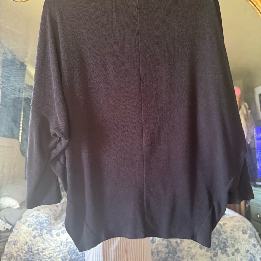 Elegant Women's Black V-Neck dolman Blouse - Picture 3 of 6